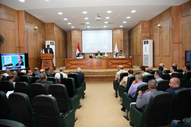 محافظ قنا خلال الاجتماع