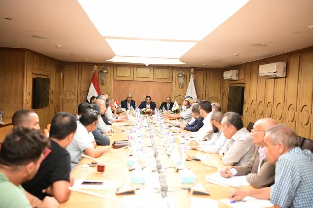 نائب محافظ قنا خلال الاجتماع