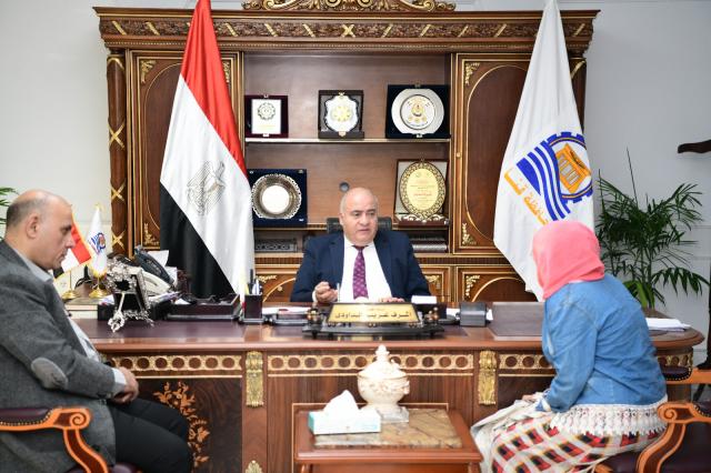 محافظ قنا يبحث شكاوى المواطنين