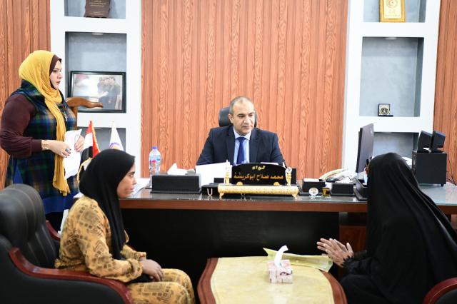 محافظ قنا يستقبل المواطنين