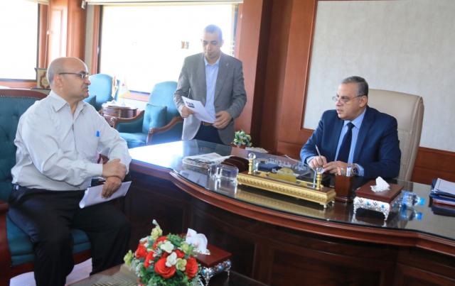 محافظ سوهاج يستقبل المواطنين