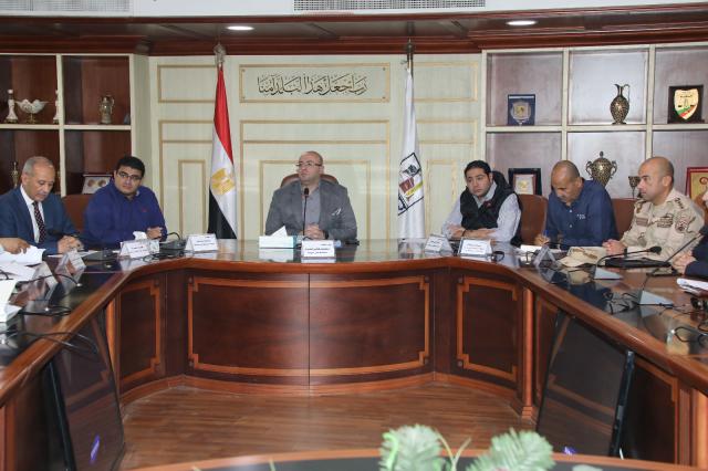 محافظ بني سويف خلال الاجتماع