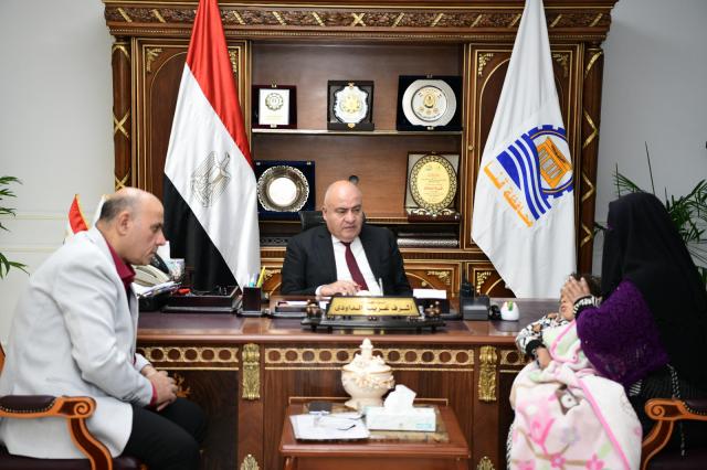محافظ قنا يبحث شكاوي عدد من المواطنين