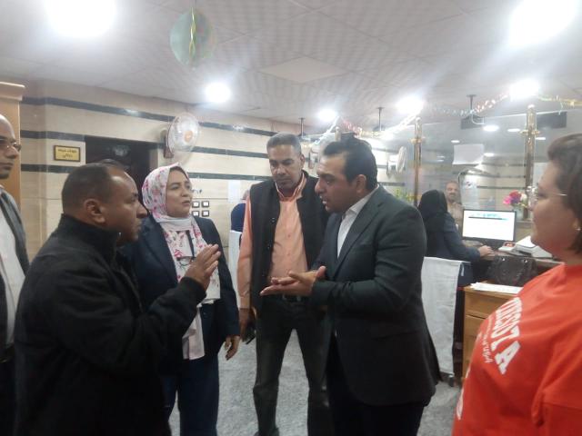 نائب محافظ قنا يتفقد المركز التكنولوجي
