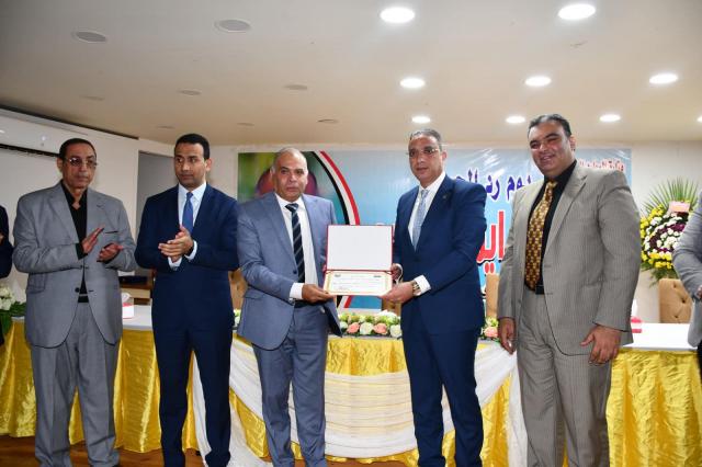 محافظ الفيوم يُكرم وكيل وزارة الري بعد ترقيته