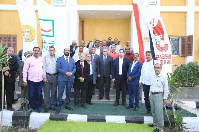 محافظ سوهاج يتفقد مجمع الخدمات الزراعية
