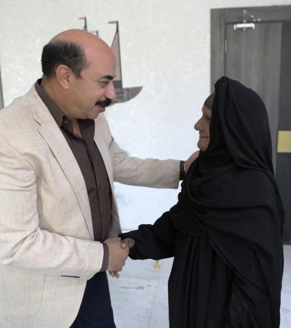 محافظ أسوان يكرم " ست أخواتها"