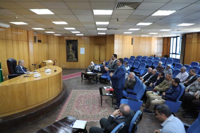 محافظ المنيا خلال الاجتماع