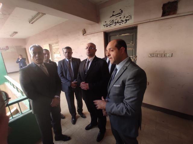 محافظ بني سويف ووزير العمل يتفقدان مركز التدريب