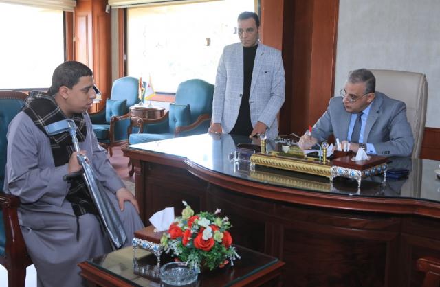 محافظ سوهاج يستقبل الموطنين