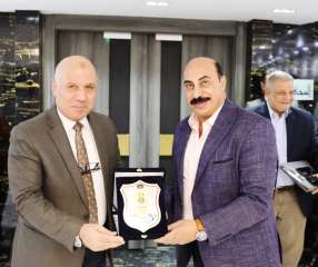 محافظ أسوان يناقش مع رئيس...