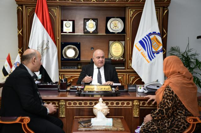 محافظ قنا يستأنف استقبال المواطنين