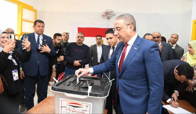 محافظ الفيوم يدلي بصوته