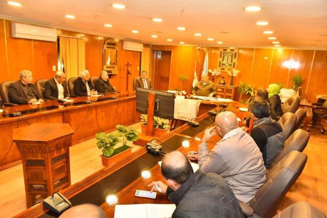 محافظ أسيوط خلال الاجتماع