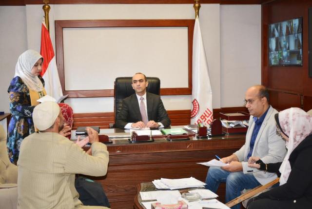 نائب محافظ سوهاج، يلتقي المواطنين