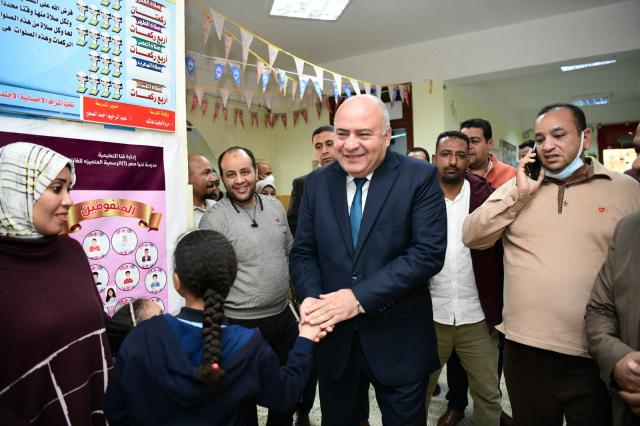 محافظ قنا يطمئن علي التلاميذ المصابين