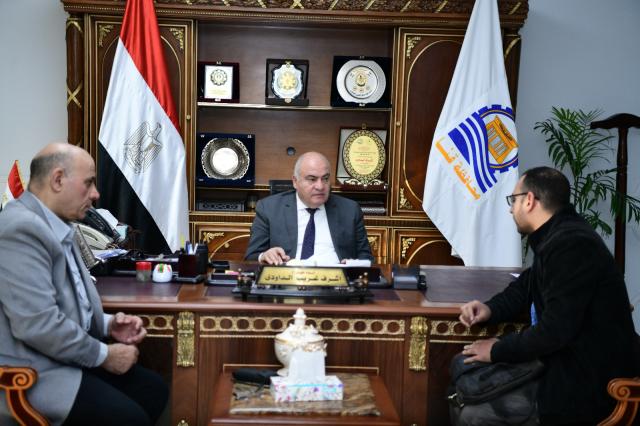 محافظ قنا يواصل استقبال المواطنين