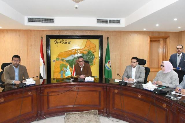 محافظ الفيوم خلال الاجتماع