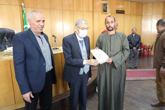 محافظ المنيا يكرم  الفائزين