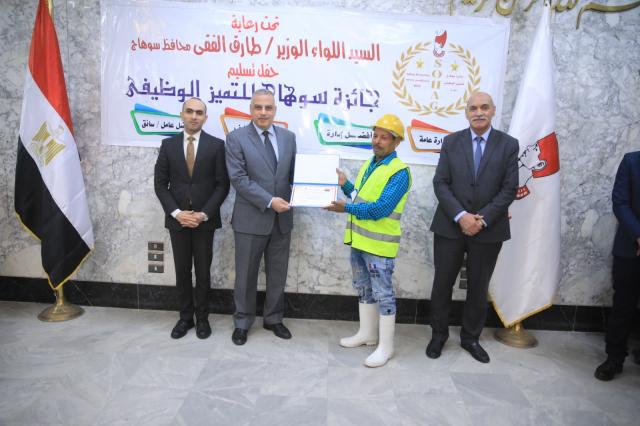 محافظ سوهاج يسلم الجوائز