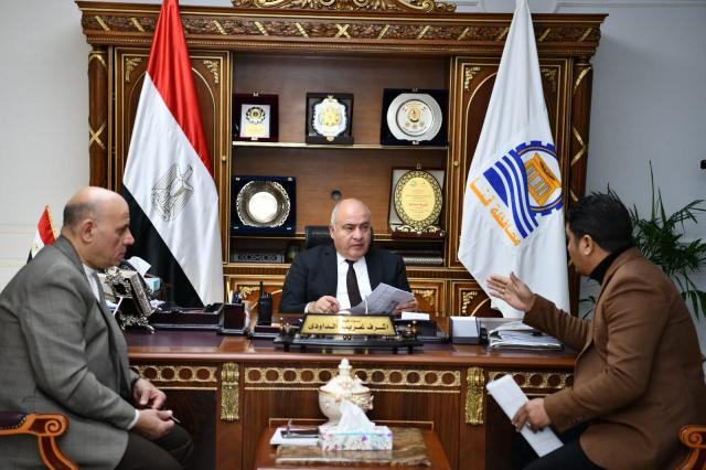 محافظ قنا يستقبل المواطنين