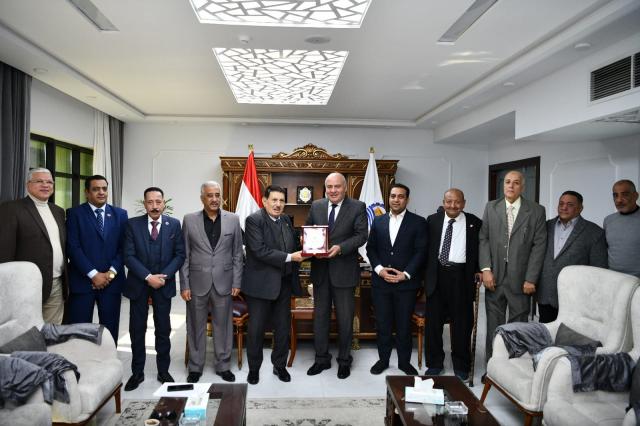 محافظ قنا يستقبل وفد الإتحاد التعاونى الاستهلاكي