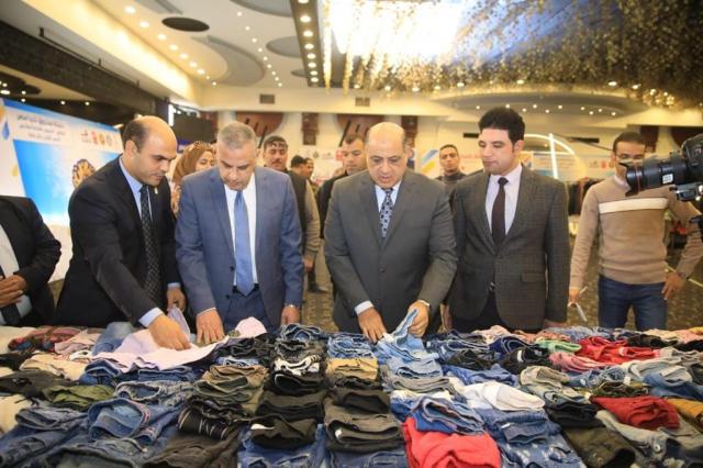 محافظ سوهاج يفتتح معرض " دكان الفرحة "