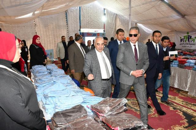 محافظ الفيوم يفتتح معرض "كساء الملابس الشتوي 2024"
