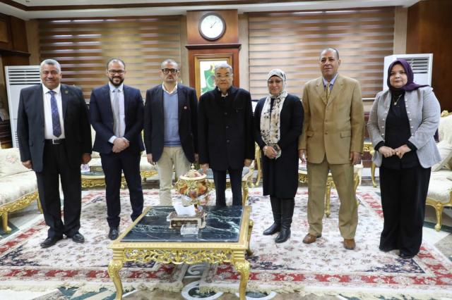 محافظ المنيا ووفد هيئة إنقاذ الطفولة