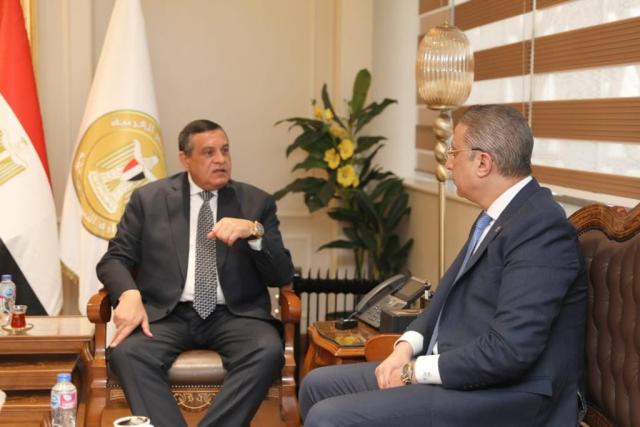 لقا وزير التنمية المحلية مع محافظ الفيوم