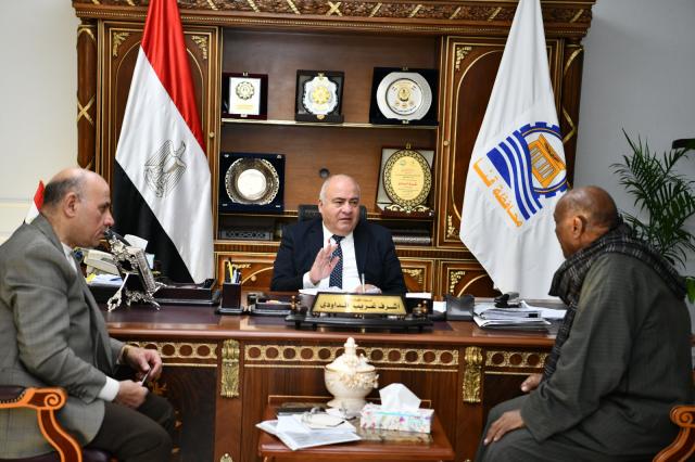 محافظ قنا يستقبل المواطنن