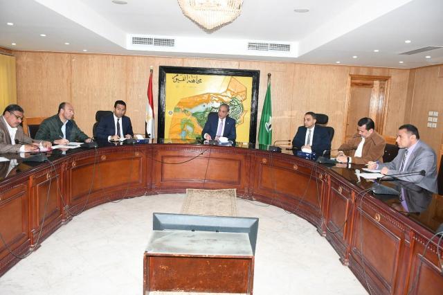 محافظ الفيوم خلال الاجتماع