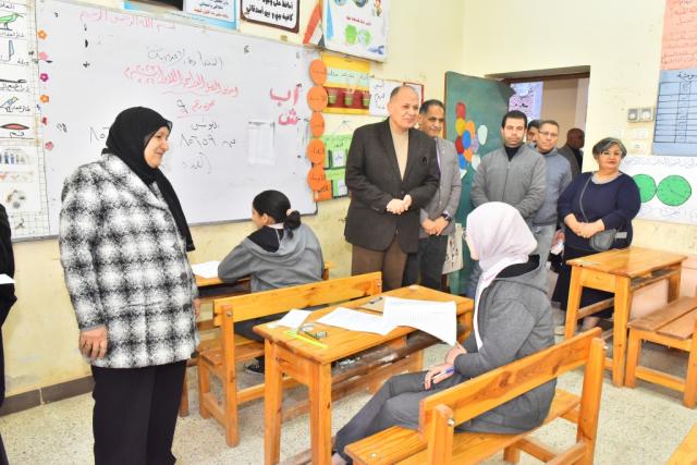 محافظ أسيوط يتفقد لجان امتحانات الشهادة الإعدادية