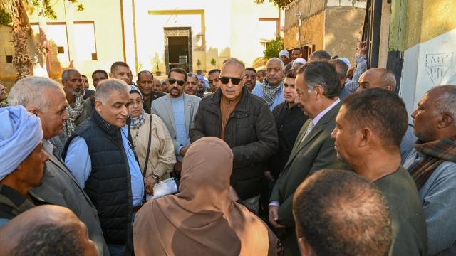 وزير الري يلتقى العاملين برى أسوان