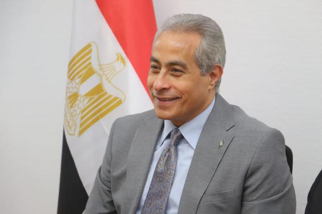 حسن شحاته، وزير العمل