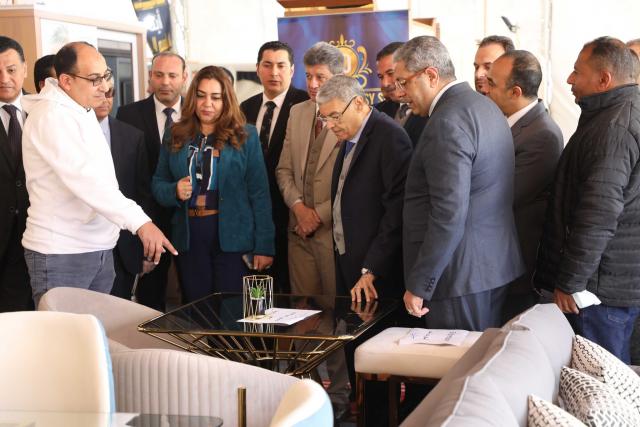 محافظا المنيا ودمياط يفتتحان معرض "أوكازيون"