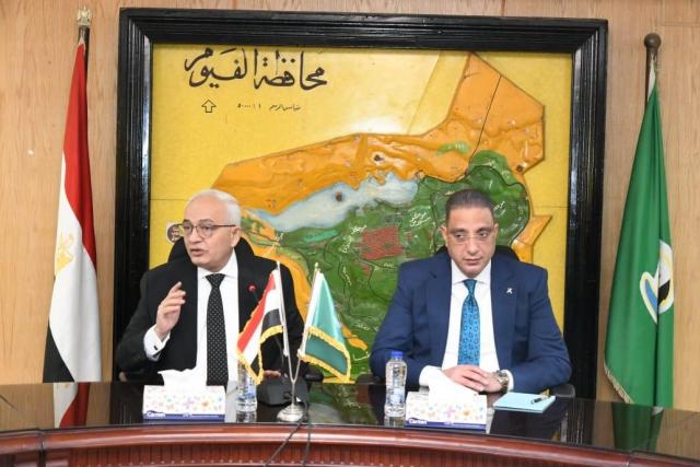 وزير التربية والتعليم ومحافظ الفيوم خلال الاجتماع