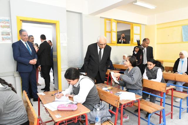 وزير التعليم ومحافظ الفيوم يتفقدان الامتحانات