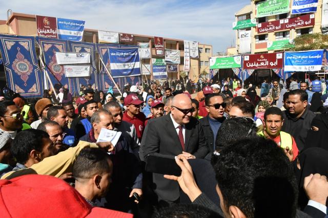 محافظ قنا يتفقد قافلة