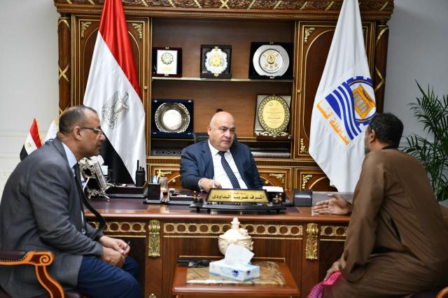 محافظ قنا يستقبل