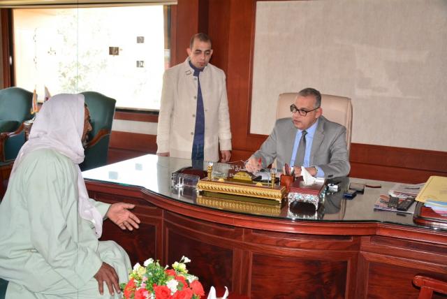 محافظ سوهاج يبحث شكاوي المواطنين