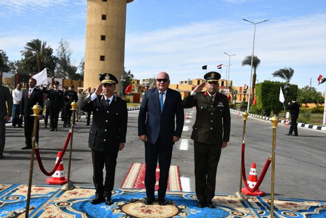 محافظ قنا ومدير الأمن يضعان إكليل من الزهور