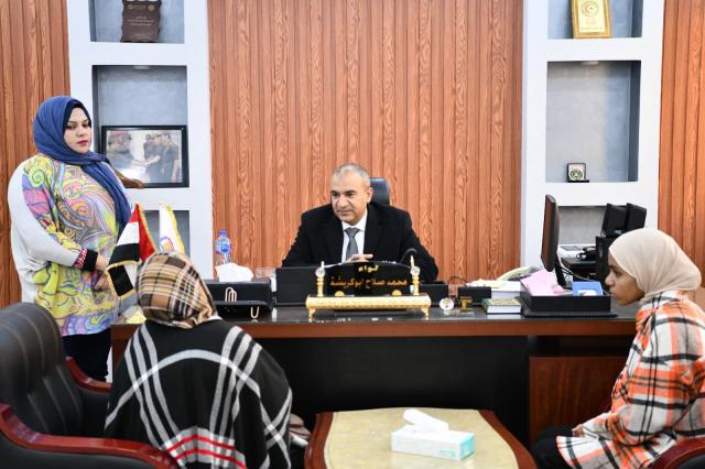 محافظ قنا يواصل استقبال المواطنين