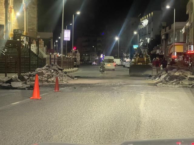 البدء في ازالة المطبات القديمة بشارع شيراتون