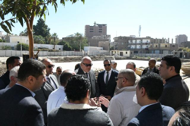 جولة محافظ قنا ومساعد وزير الصحة