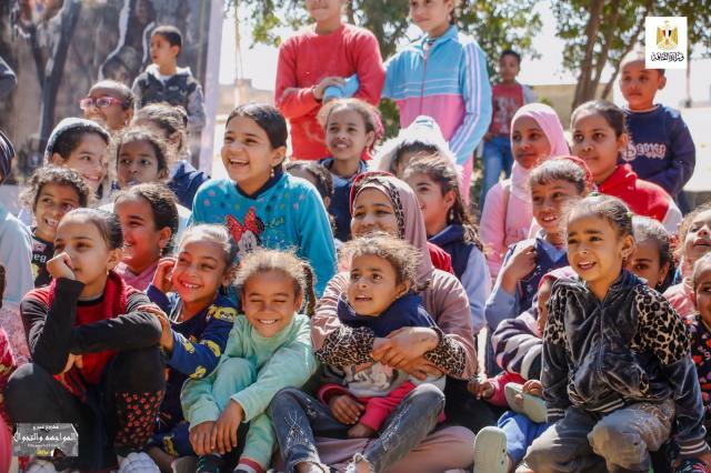 أطفال الترامسة يتابعون العرض