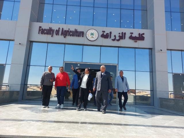 محافظ الوادي الجديد يتفقد منشآت الجامعة