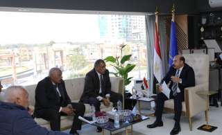 عطية يناقش مع أعضاء مجلس إدارة...