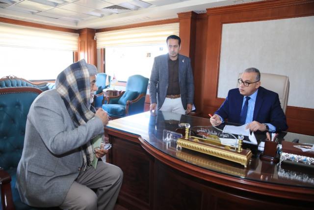 محافظ سوهاج، يستقبل المواطنين