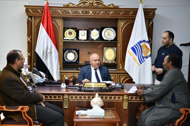 محافظ قنا يواصل استقبال المواطنين